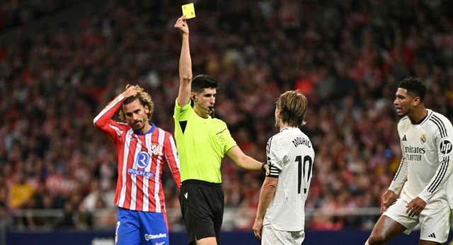Busquets Ferrer sale reforzado tras su arbitraje en el derbi: “Es bonito que a uno le reconozcan su labor”