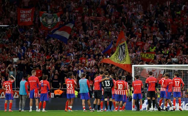 Jugadores del Atlético van a saludar al fondo.  EFE