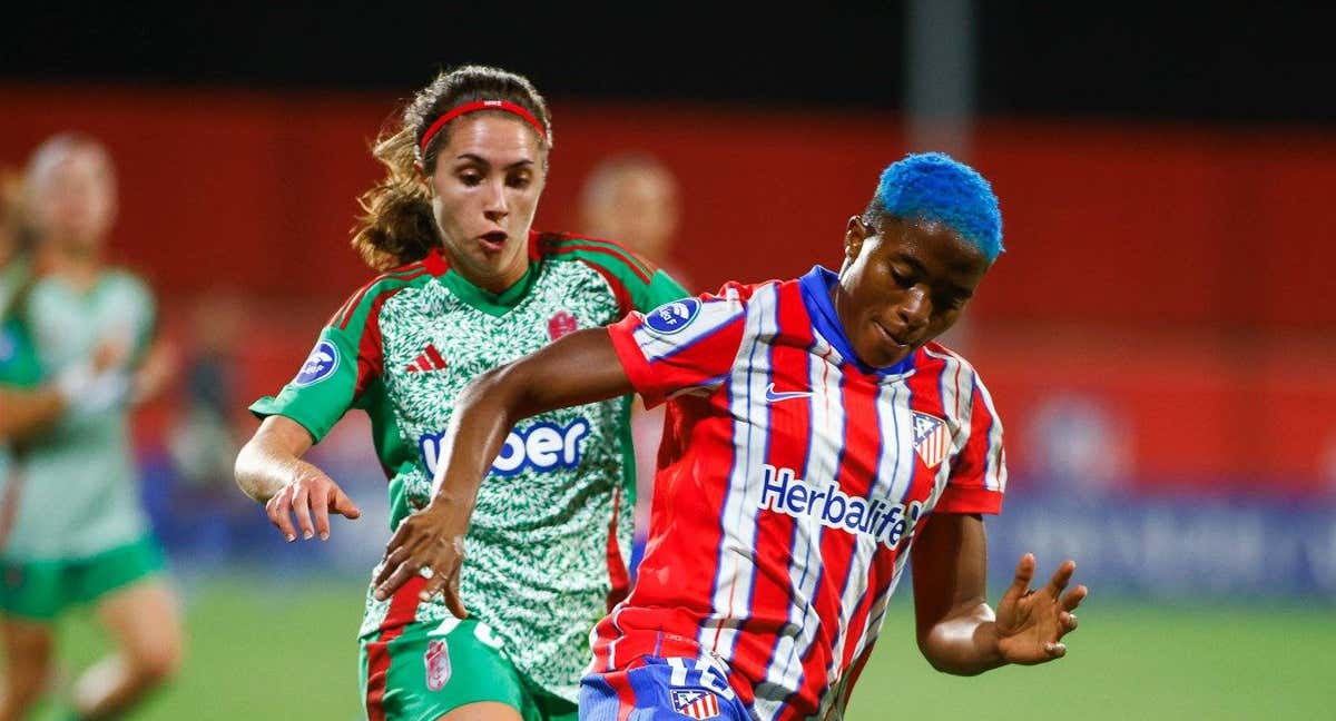 Ajibade, estrella del Atlético, en el partido ante el Granada durante la primera jornada de Liga F.