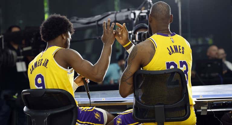 Bronny James y LeBron James, en el Media Day de los Lakers.
