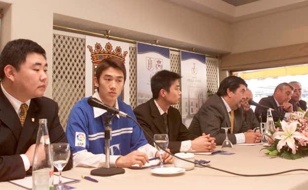 Shang Yi, de azul, durante su presentación con el Xerez en enero de 2004.  Paco Martín/Archivo