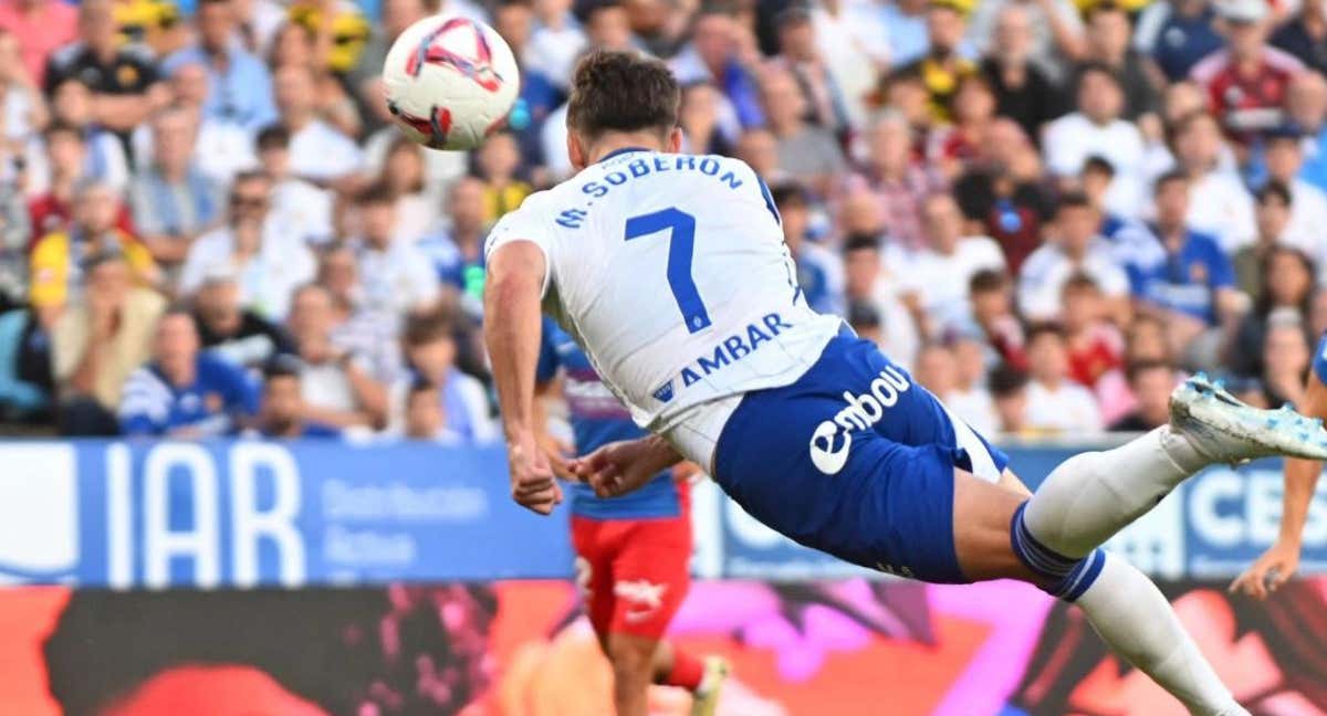 Soberón remata a puerta en un partido de esta temporada con el Real Zaragoza.