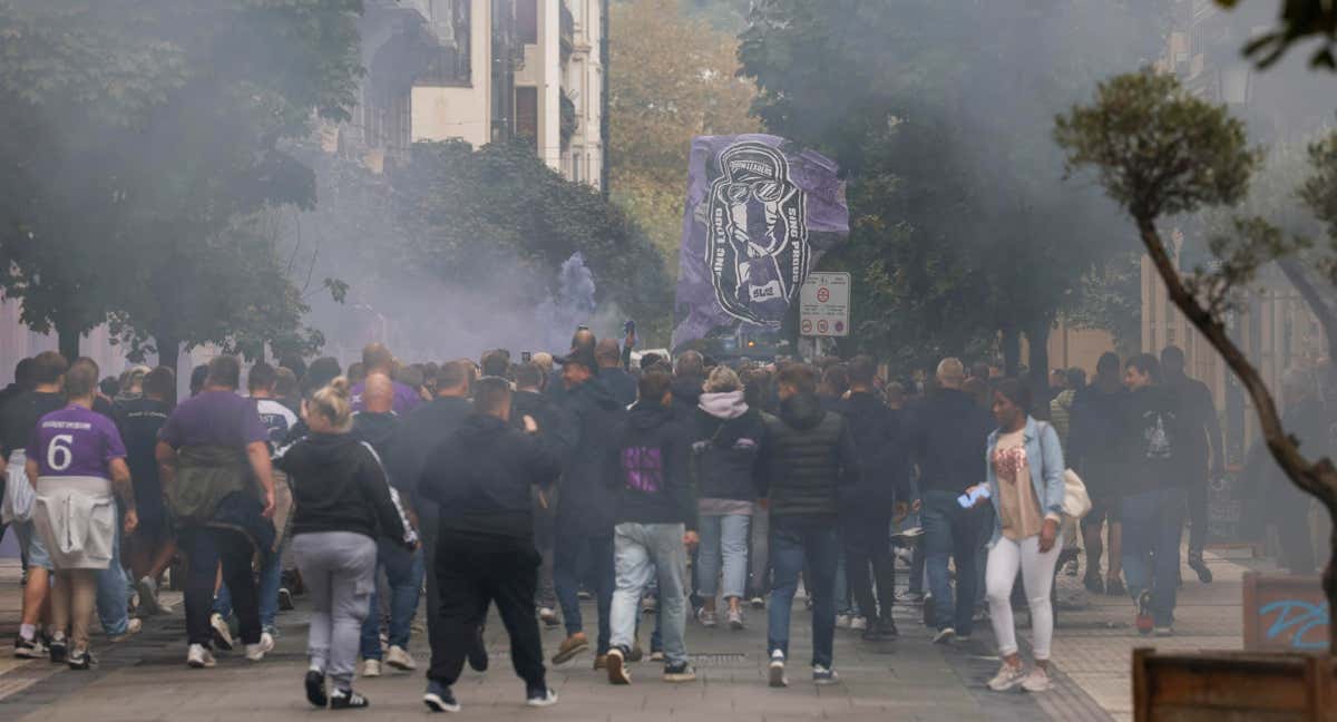 Los ultras del Anderlecht pasean por las calles de San Sebastián.