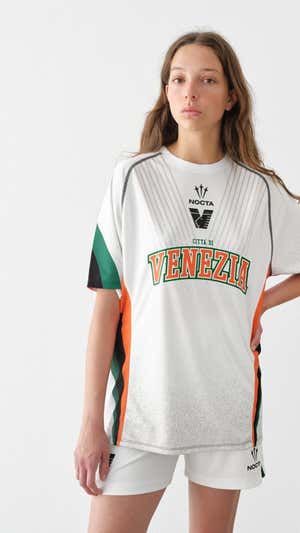 Siete camisetas que evidencian la revolución retro: vuelven los cordones, cuidado con lo que deseas