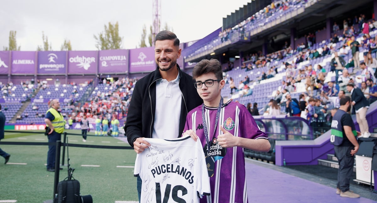 Javi Sánchez hace entrega a Miguel de una camiseta firmada por todos los jugadores del Real Valladolid.