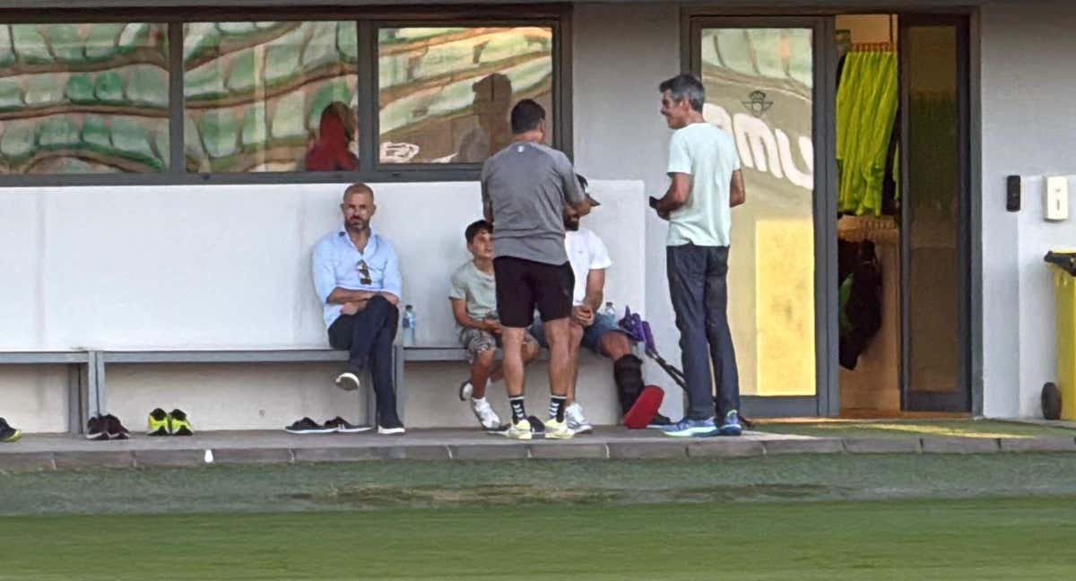 Manu Fajardo, director deportivo del Betis, presenciando el entrenamiento junto a Isco.