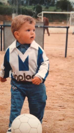 Gerard Gumbau de pequeño en los campos de tierra viendo a su padre en las categorías regionales de fútbol.   JOAN GUMBAU
