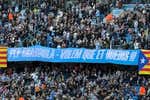 Los aficionados del City recurren al catalán y a dos esteladas para conseguir renovar a Guardiola: «Queremos que te quedes»
