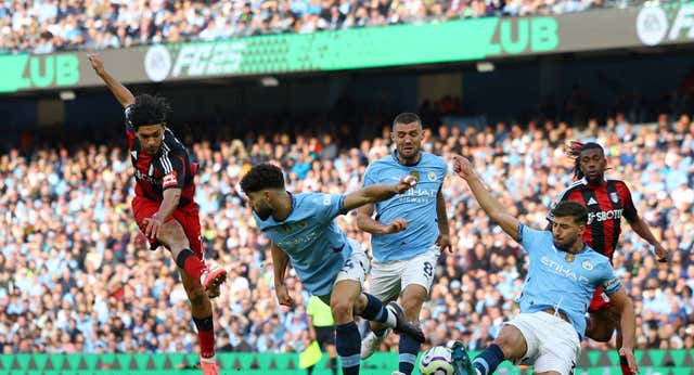 El renacido Raúl Jiménez endulza la derrota del Fulham ante el City con una asistencia antológica