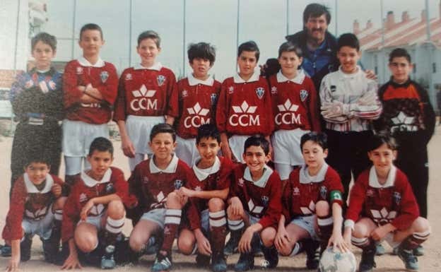 Iniesta, con el balón, en el Anexo de tierra con el equipo Alevín B que dirigía Balo.