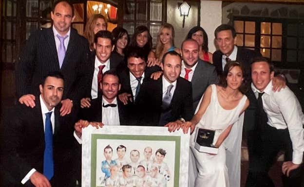 Los amigos del Alba de Iniesta posan en su boda en 2012 con una ilustración en la que salen juntos.