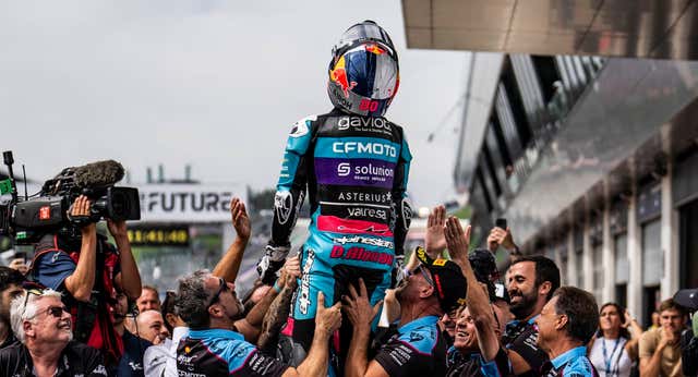 David Alonso se convierte en Campeón del Mundo de Moto3 a lo «campeón»