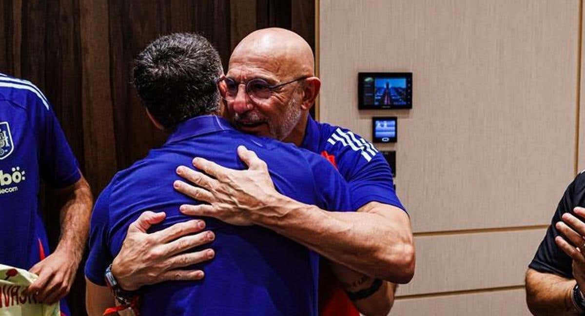 Carvajal se abraza con De la Fuente en una convocatoria de la Selección.