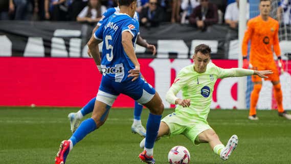 Marc Casadó se lanza para cortar un ataque del Alavés. /EFE