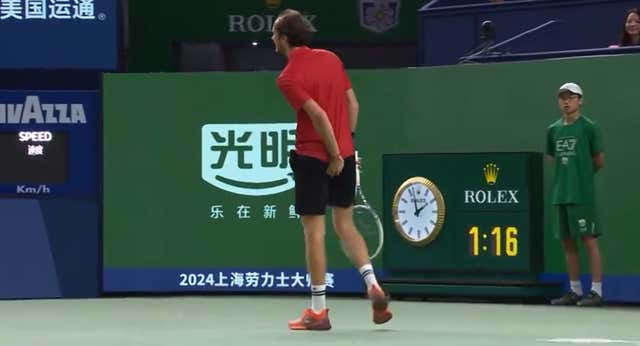 Medvedev se juega su expulsión de Shanghái tras frotarse una pelota en el trasero: «Las bolas favorecen a Sinner y Alcaraz»
