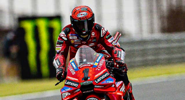 Pecco Bagnaia consigue su octava victoria de la temporada mientras Jorge Martín minimiza daños para continuar líder del mundial