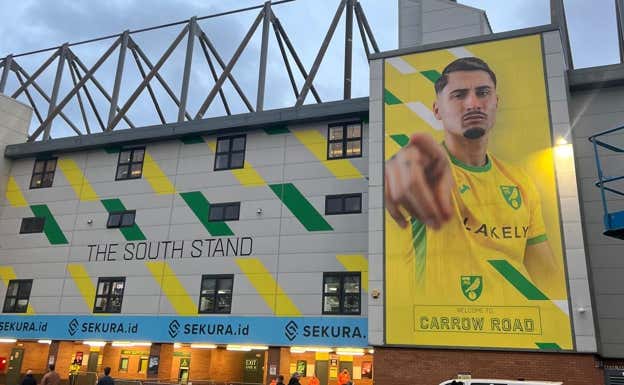 Borja Sainz, uno de los reclamos en las gradas de Carrow Road. Norwich City