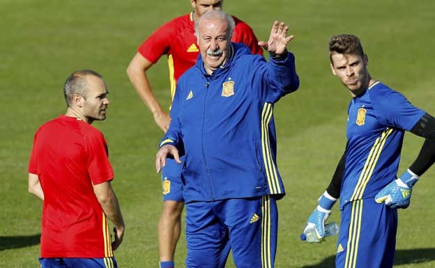 Del Bosque da indicaciones a Iniesta en un entrenamiento con la Selección.
