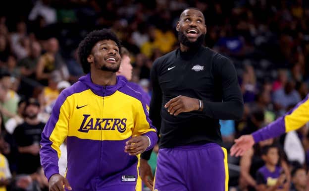 LeBron James y su hijo Bronny antes del partido ante los Suns. AFP