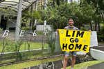 Dos aficionados del Valencia, retenidos en Singapur por llevar una bandera con 'Lim Go Home'