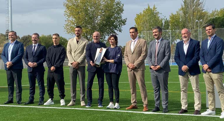 Grimaldo, Joselu, Luis de la Fuente e Isabel Díaz Ayuso en el estreno de las nuevas instalaciones en Villamanta.