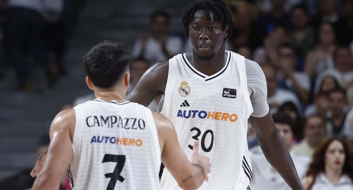 Campazzo felicita a Ndiaye durante el partido ante el Casademont Zaragoza.