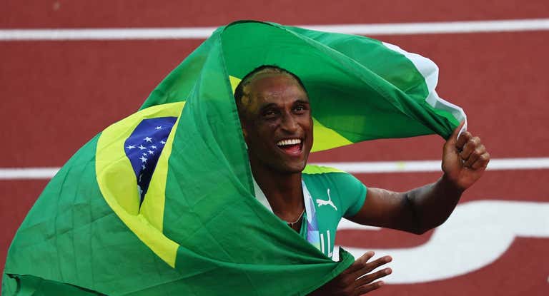 Alison dos Santos (24), tras ser oro en el Mundial de 2022.