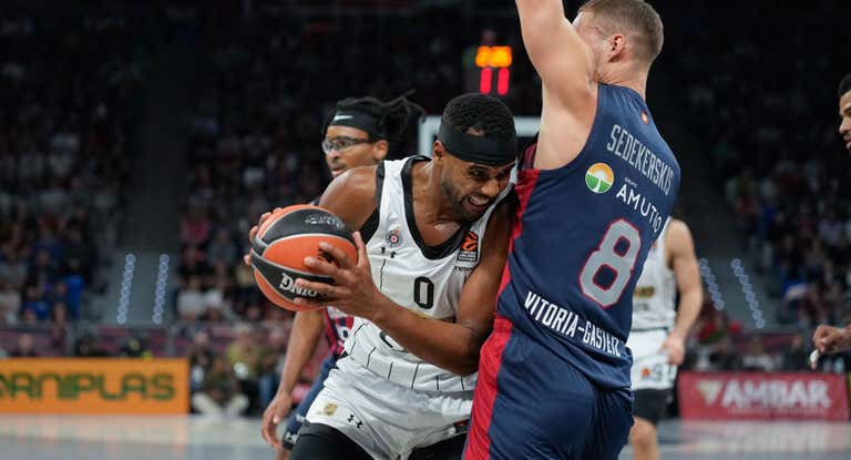 Brandon Davies durante un partido de Euroliga con el Partizan frente al Baskonia.