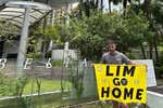 La surrealista historia de los aficionados del Valencia retenidos en Singapur por protestar contra Lim lleva a la embajada española a tomar cartas en el asunto