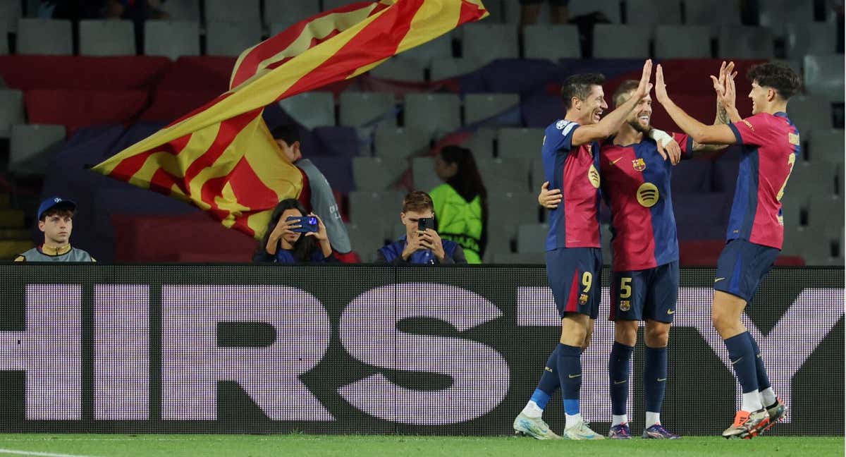 Iñigo Martínez, Pau Cubarsí y Robert Lewandowski celebran un gol en Montjuïc.