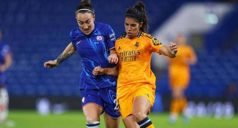 Alba Redondo contra Lucy Bronze.
