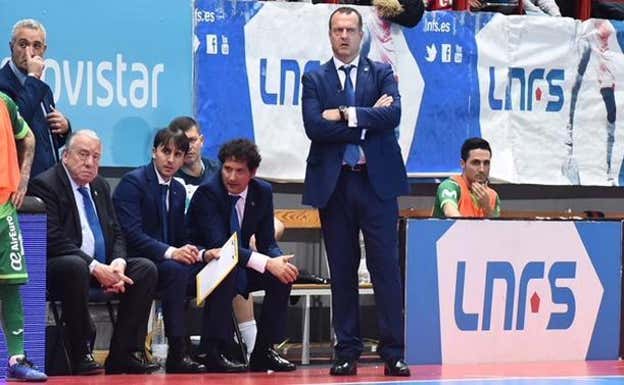 Jesús Velasco y Enrique Ibáñez 'Chicho', en el banquillo de Movistar Inter.  LNFS