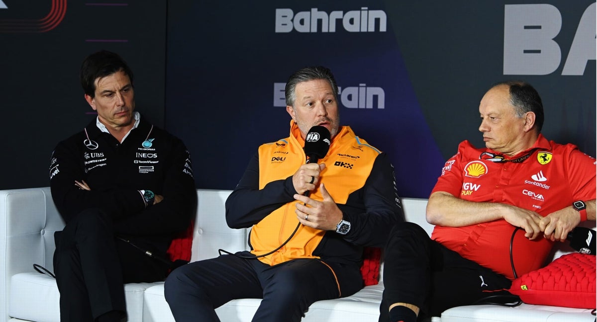 Toto Wolff (Mercedes), Zak Brown (McLaren) y Fred Vasseur (Ferrari), en la sala de prensa de Baréin este año.