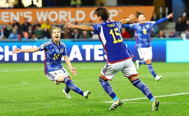 Yui y Fujino celebrando el gol de la delantera en el Mundial.  REUTERS