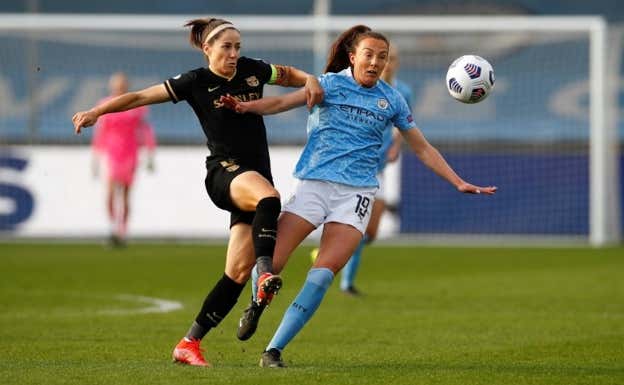 Vicky Losada jugando contra Caroline Weir.  REUTERS