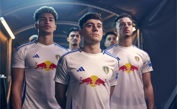 Imagen promocional de la camiseta del Leeds United para la temporada 2024/25 con publicidad de Red Bull. LEEDS UNITED