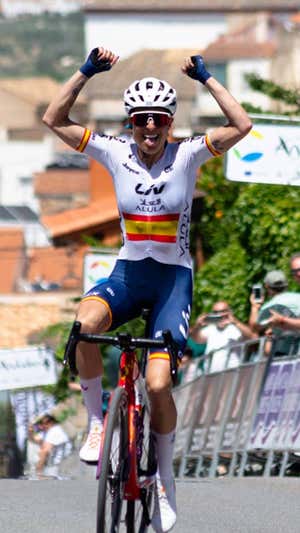 Mavi García, ganadora de la 2ª etapa de la Vuelta a Andalucía en Otura.  RELEVO