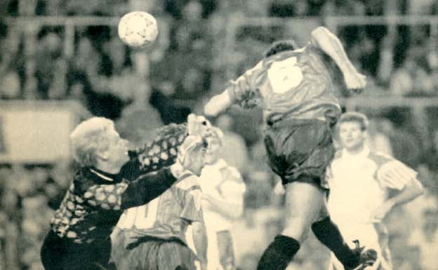 Hierro marca de cabeza ante Dinamarca en un partido del año 1993.  F. Sánchez