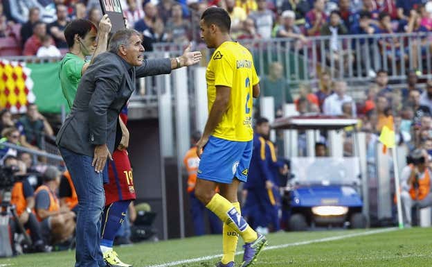 Paco Herrera, en un partido con Las Palmas contra el FC Barcelona.  ARCHIVO