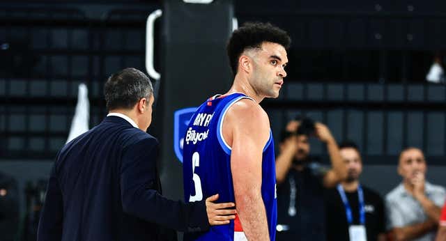 Tensión en la Euroliga tras una pelea entre Tarik Biberovic y Elijah Bryant durante el Anadolu Efes – Fenerbahçe
