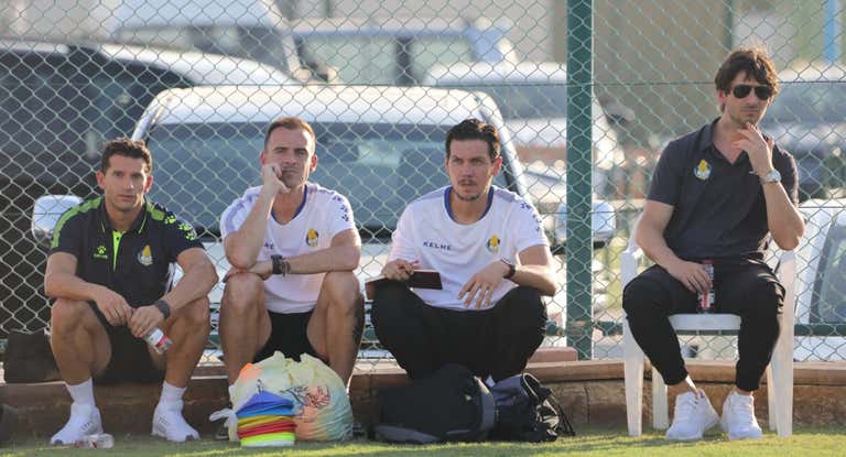 De izquierda a derecha: Basel Bawed, Pablo Doñate, Jordi Benavent y Gerard Nus observan un entrenamiento.