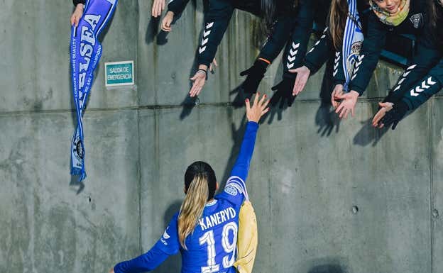 Kaneryd saludando a los fans.  CHELSEA WOMEN