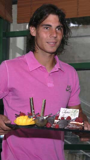 Nadal posa con una tarta de chocolate durante su 21º cumpleaños, en Roland Garros.  EFE/Sergio Carmona