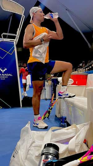 Nadal se hidrata durante un entrenamiento en su academia de Kuwait.  Instagram/Nadal