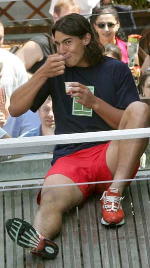 Nadal se come un helgado antes de su primera semifinal en Roland Garros, en 2005.  AFP PHOTO / THOMAS COEX