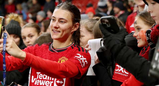 El boom del fútbol femenino preocupa a Inglaterra: salas exclusivas para autógrafos y policías «observadores de fútbol»