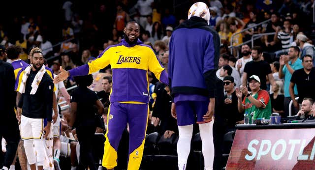 LeBron James reabre el debate de la pretemporada NBA: «¿Por qué tengo que volar a Milwaukee?»