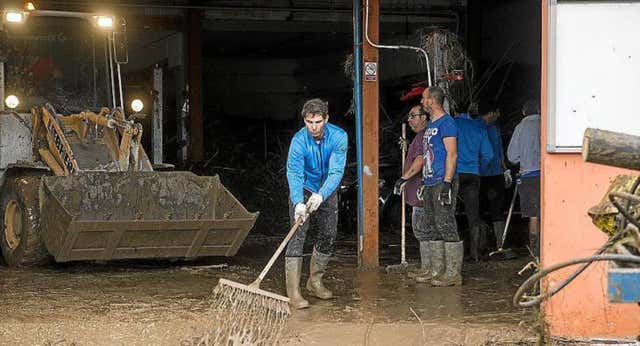 Detrás de la foto viral de Rafa Nadal en las inundaciones de Mallorca: «Hasta subastó su chubasquero para ayudarnos»