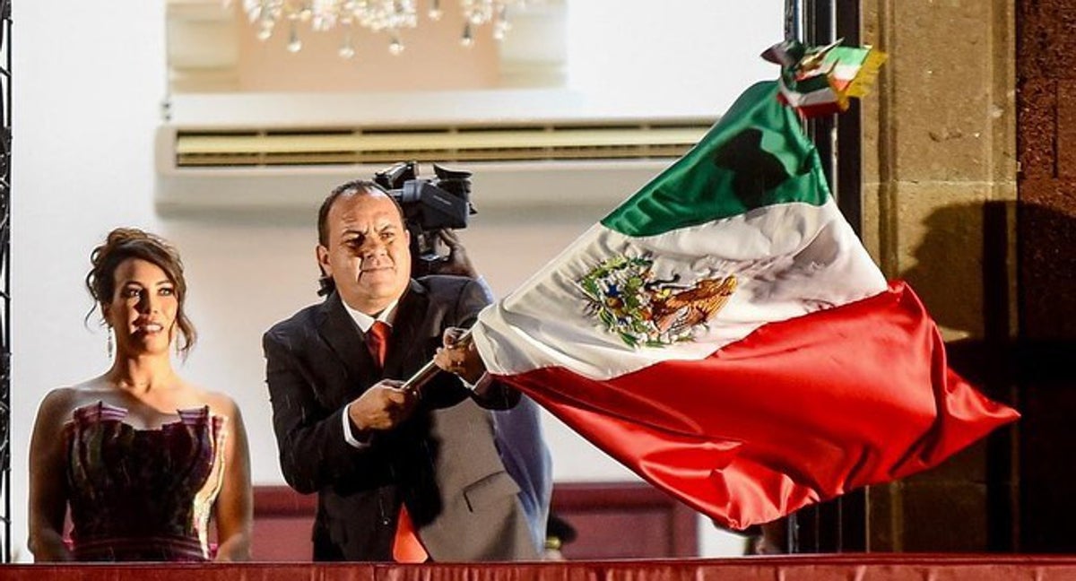 Blanco ondea una bandera mexicana.