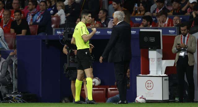 El Atlético de Madrid identifica y expulsa a un cuarto implicado en los incidentes del derbi madrileño